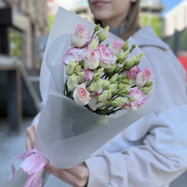 Букет из 7 махровых бело-розовых эустом