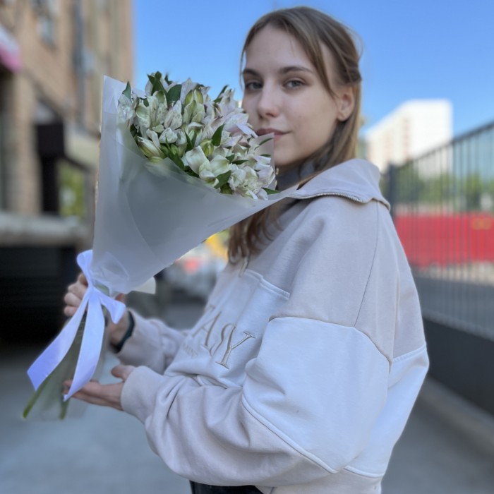Букет из 9 бело-фиолетовых альстромерий