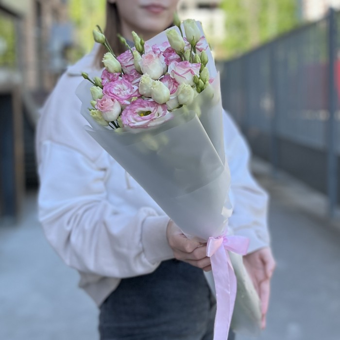 Букет из 9 махровых бело-розовых эустом