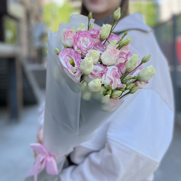 Букет из 9 махровых бело-розовых эустом