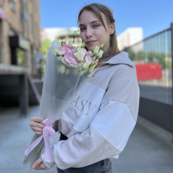 Букет из 9 махровых бело-розовых эустом