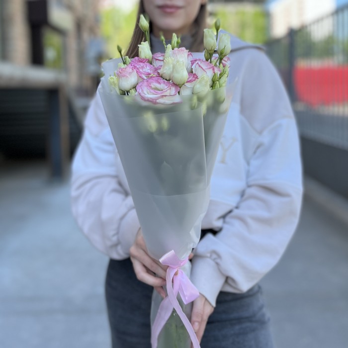 Букет из 9 махровых бело-розовых эустом