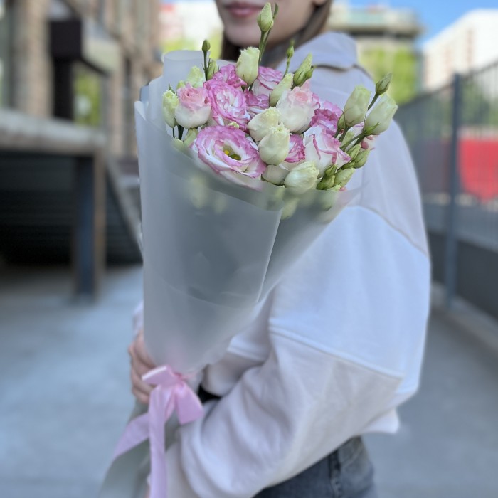 Букет из 9 махровых бело-розовых эустом