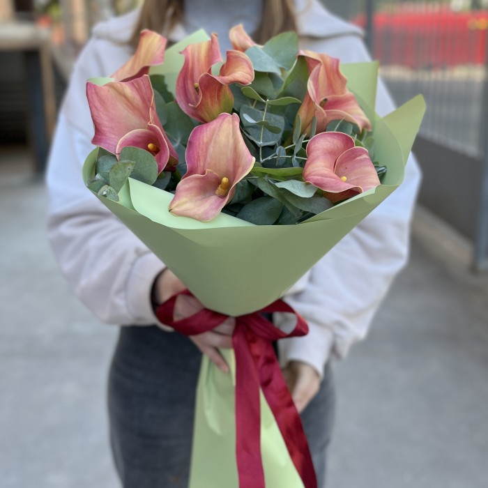 Букет из 7 оранжевых калл с эвкалиптом