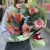 Букет из 7 оранжевых калл с эвкалиптом