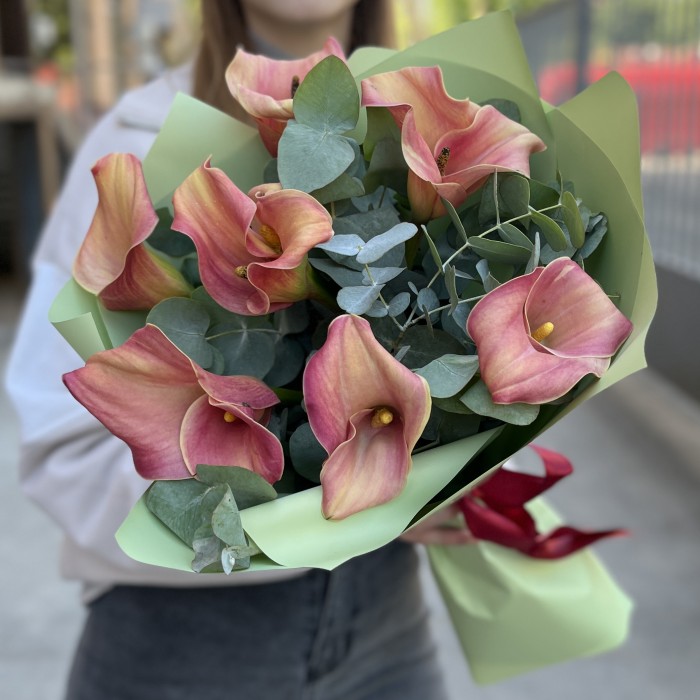 Букет из 7 оранжевых калл с эвкалиптом