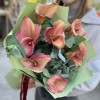 Букет из 7 оранжевых калл с эвкалиптом