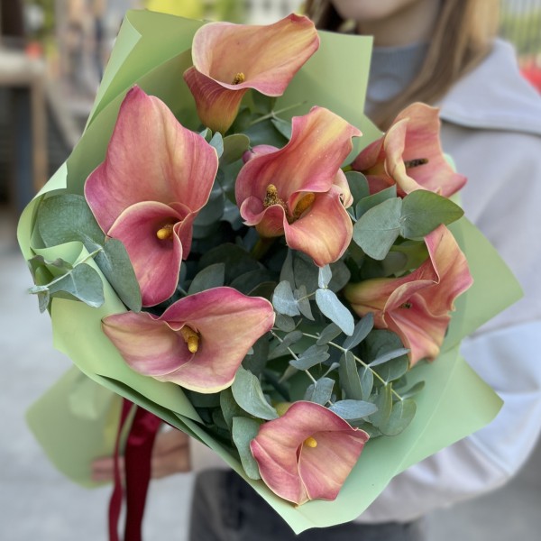 Букет из 7 оранжевых калл с эвкалиптом