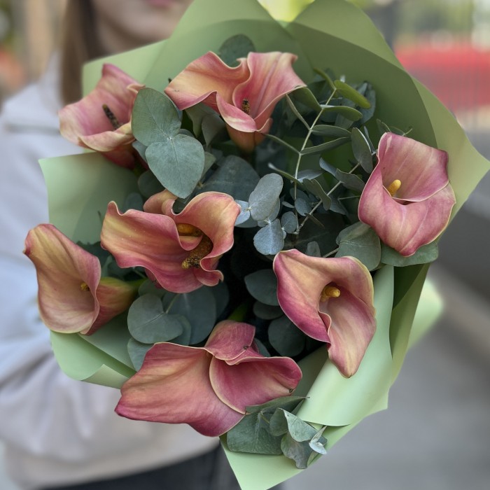 Букет из 7 оранжевых калл с эвкалиптом