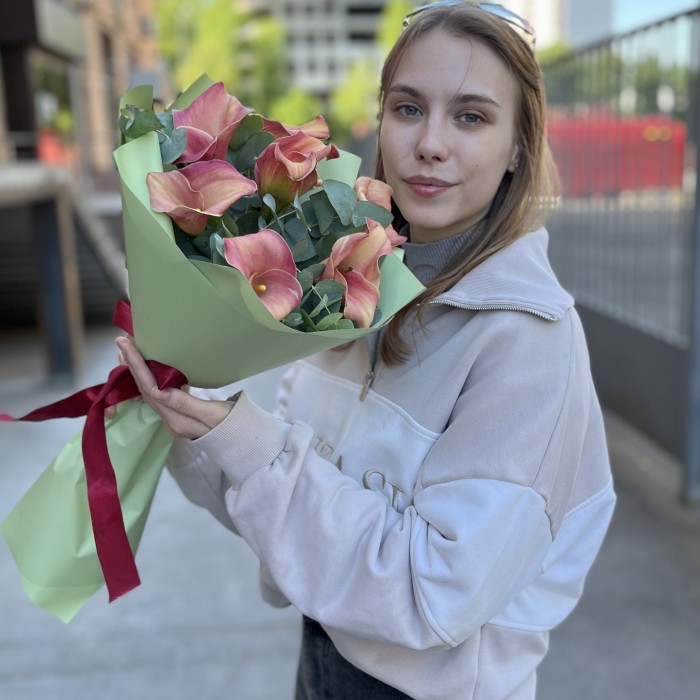 Букет из 7 оранжевых калл с эвкалиптом