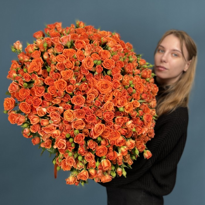 101 кустовая оранжевая роза Чарминг Бейб 50 см