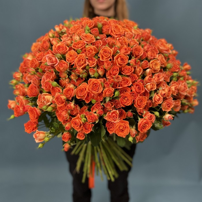 101 кустовая оранжевая роза Чарминг Бейб 50 см