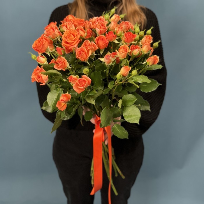 11 кустовых оранжевых роз Чарминг Бейб 50 см