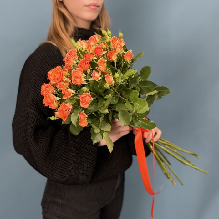11 кустовых оранжевых роз Чарминг Бейб 50 см