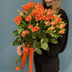 11 кустовых оранжевых роз Чарминг Бейб 60 см