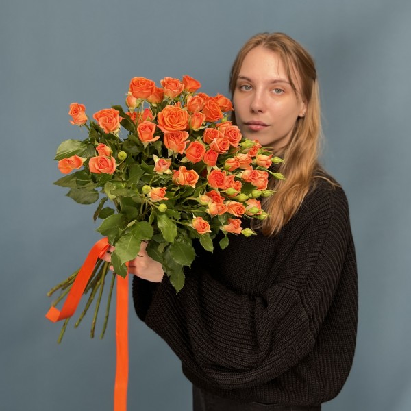 11 кустовых оранжевых роз Чарминг Бейб 50 см