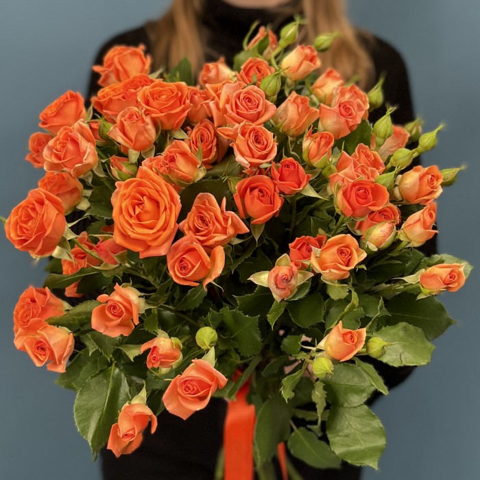 11 кустовых оранжевых роз Чарминг Бейб 50 см