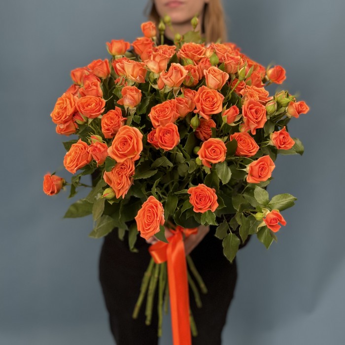 15 кустовых оранжевых роз Чарминг Бейб 60 см