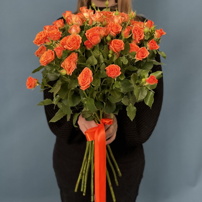 15 кустовых оранжевых роз Чарминг Бейб 60 см