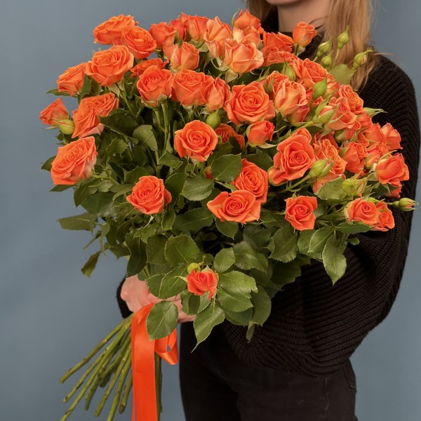 15 кустовых оранжевых роз Чарминг Бейб 60 см