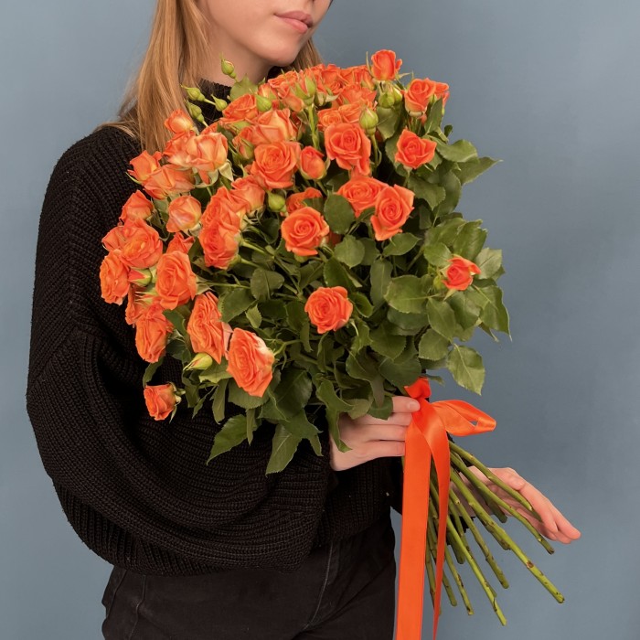15 кустовых оранжевых роз Чарминг Бейб 60 см