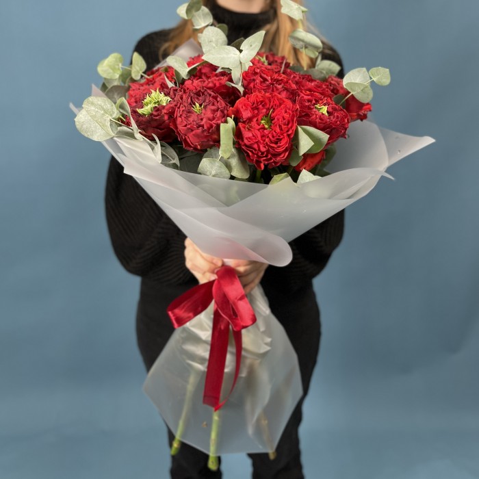 15 пионовидных роз Ред монстер 50 см с эвкалиптом