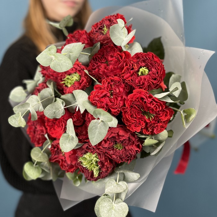 15 пионовидных роз Ред монстер 50 см с эвкалиптом