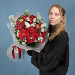 15 пионовидных роз Ред монстер 50 см с эвкалиптом