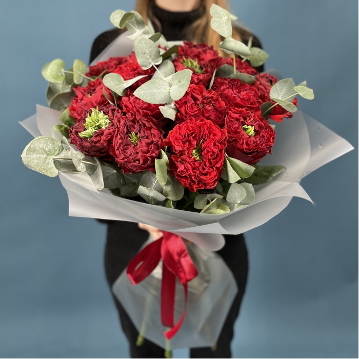 15 пионовидных роз Ред монстер 50 см с эвкалиптом