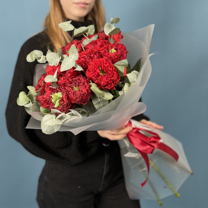 15 пионовидных роз Ред монстер 50 см с эвкалиптом