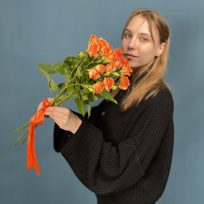 3 кустовые оранжевые розы Чарминг Бейб 50 см