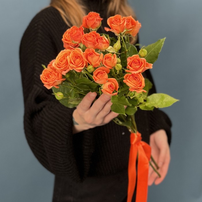 3 кустовые оранжевые розы Чарминг Бейб 50 см