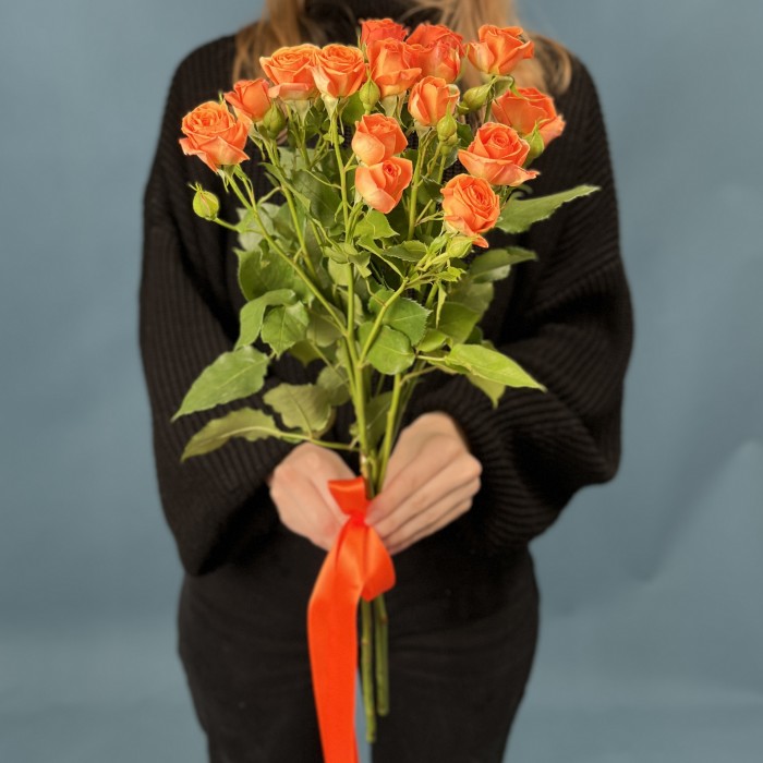 3 кустовые оранжевые розы Чарминг Бейб 50 см