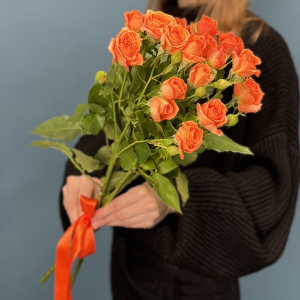 3 кустовые оранжевые розы Чарминг Бейб 60 см