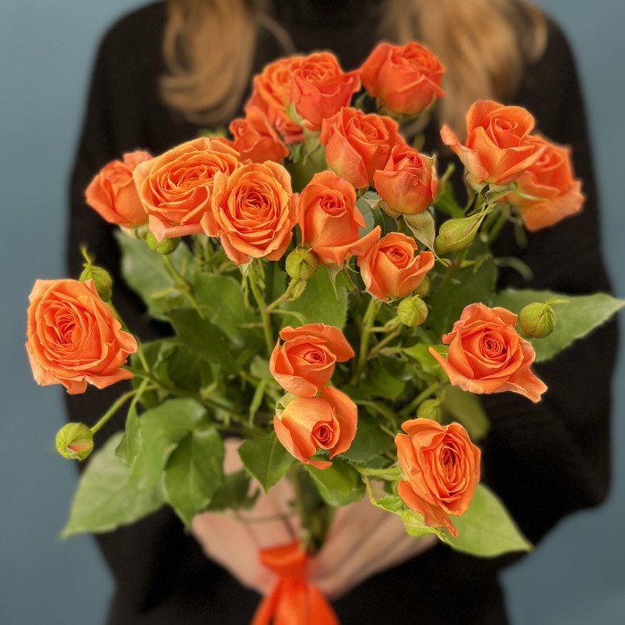 3 кустовые оранжевые розы Чарминг Бейб 50 см