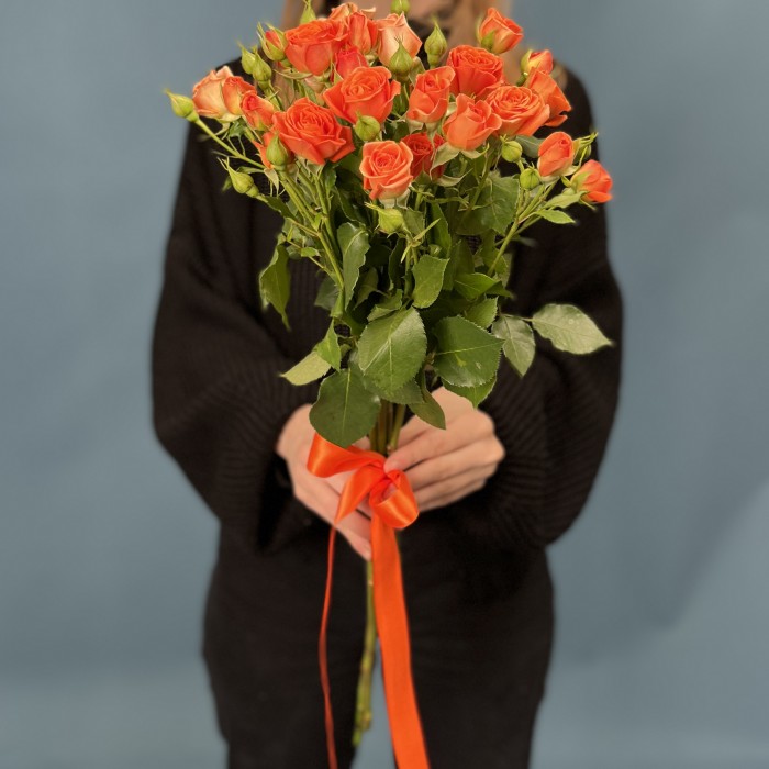 5 кустовых оранжевых роз Чарминг Бейб 60 см