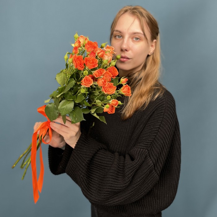 5 кустовых оранжевых роз Чарминг Бейб 60 см