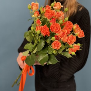5 кустовых оранжевых роз Чарминг Бейб 60 см