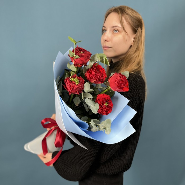 5 пионовидных роз Ред Монстер 50 см с эвкалиптом