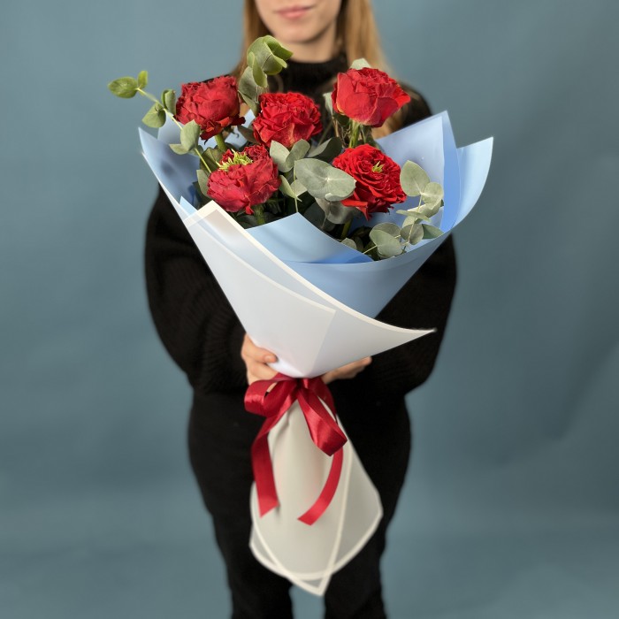 5 пионовидных роз Ред Монстер 50 см с эвкалиптом