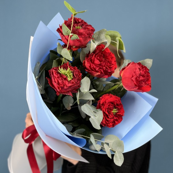 5 пионовидных роз Ред Монстер 50 см с эвкалиптом