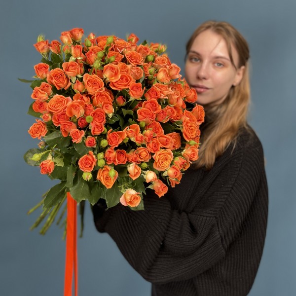 25 кустовых оранжевых роз Чарминг Бейб 50 см