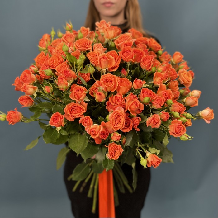 25 кустовых оранжевых роз Чарминг Бейб 50 см