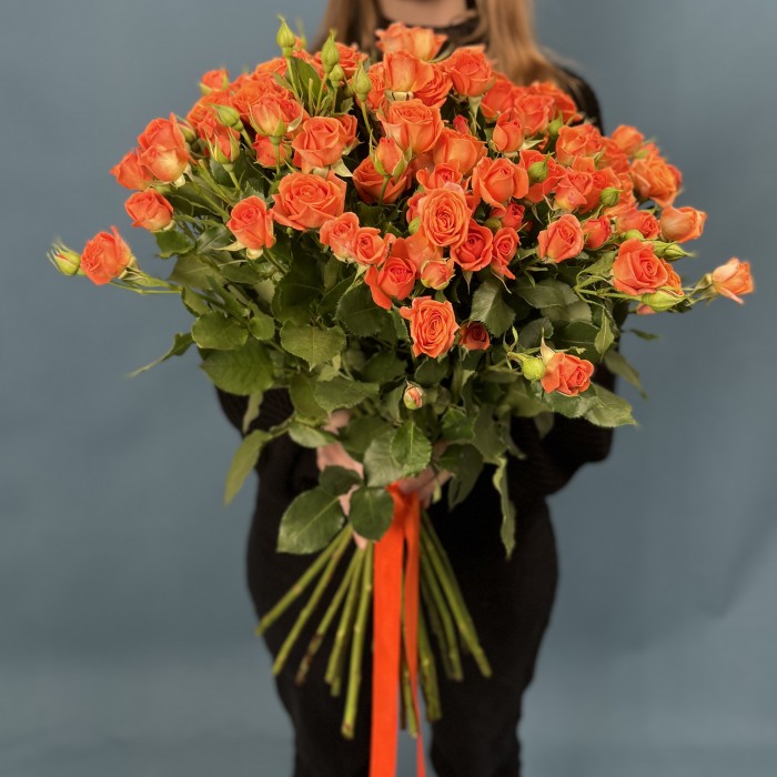25 кустовых оранжевых роз Чарминг Бейб 50 см