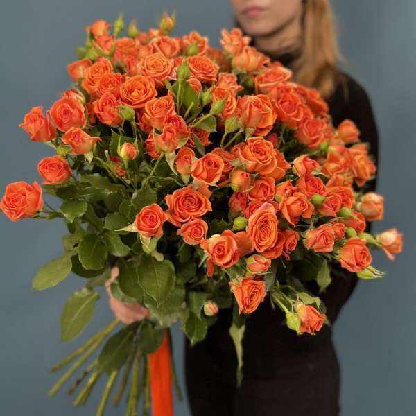 25 кустовых оранжевых роз Чарминг Бейб 60 см