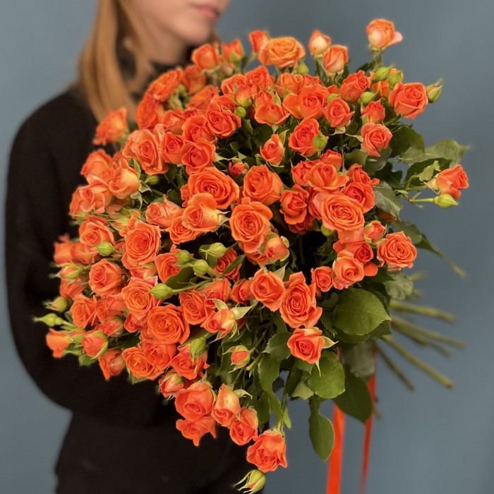 25 кустовых оранжевых роз Чарминг Бейб 50 см