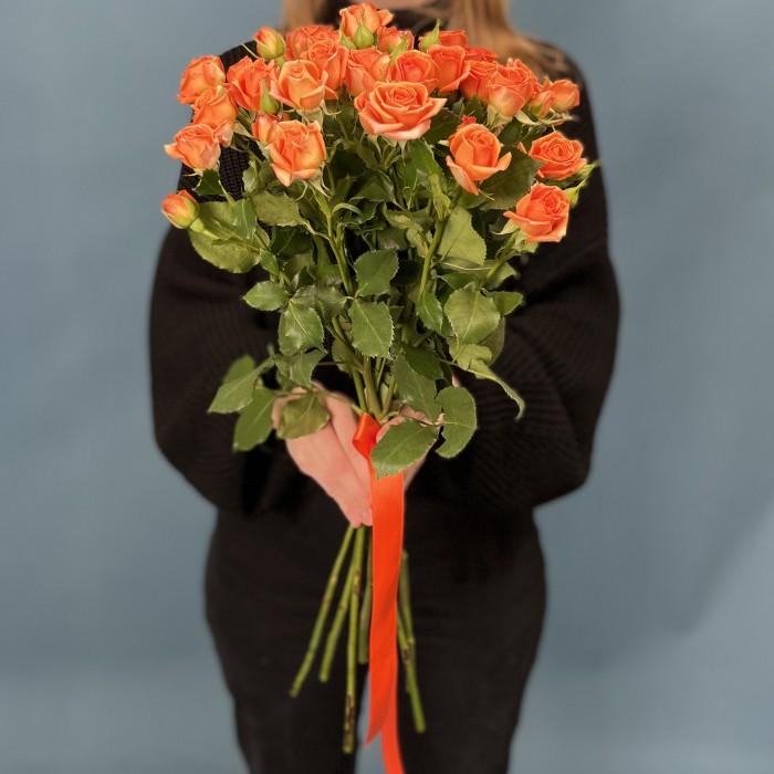 7 кустовых оранжевых роз Чарминг Бейб 60 см