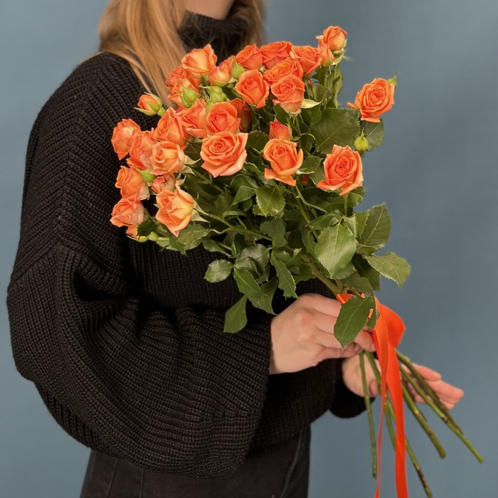 7 кустовых оранжевых роз Чарминг Бейб 60 см
