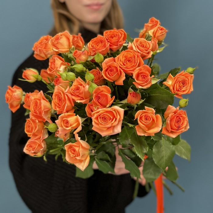 7 кустовых оранжевых роз Чарминг Бейб 60 см