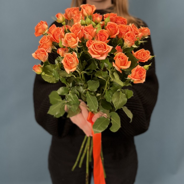 7 кустовых оранжевых роз Чарминг Бейб 60 см